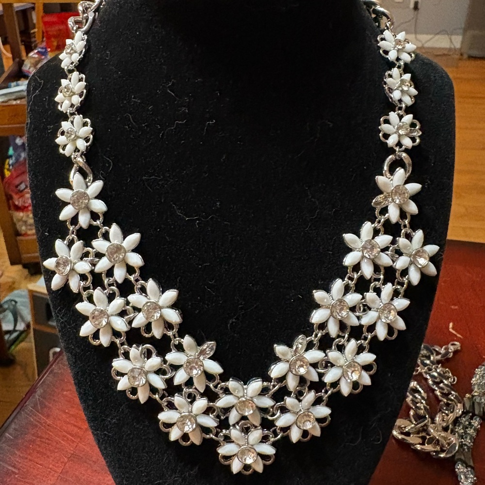 Vintage White‎ House Black Market Floral Necklace in White and Silver